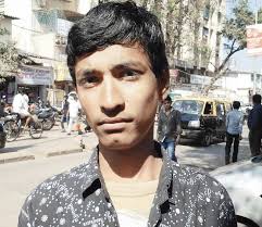 The incident occurred yesterday at Indian Bank&#39;s Dharavi branch, where Tushar Shinde (18) had gone to deposit Rs 76,000 in his boss Abdul Latif&#39;s account. - Tushar-Shinde