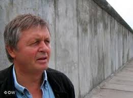 <b>Hartmut Richter</b> in front of the remnants of the Berlin Wall - 0,,2129561_4,00