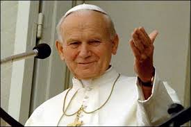 “O nome era Karol Wojtyla, mas foi como João Paulo II que ele esteve presente na vida e no imaginário de milhões de cristãos durante os 27 anos de seu ... - papajoao2