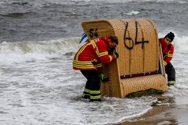 Kiel: Ungewöhnlicher Einsatz! Feuerwehr rettet Strandkörbe vor Sturmflut
