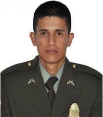 El patrullero Jhon Jairo Muñoz, de 24 años, recibió un disparo de fusil en el pecho. Según informó el comando de la Policía Cauca, el deceso del uniformado ... - PATRULLER