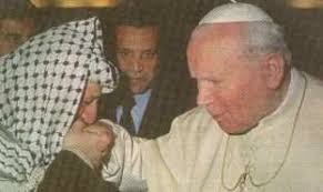 f) Solche Handkuss-Bilder sollen auch von <b>Simon Peres</b> und Ehud Barak <b>...</b> - pope-arafat.gif