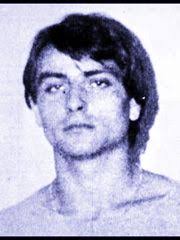 il 19 aprile 1979 a Milano, Andrea Campagna, agente della DIGOS (Battisti fu l&#39;esecutore materiale). Ecco il povero Battisti in una foto giovanile ... - 6a00e3981d8c158833010536cedb66970c-800wi