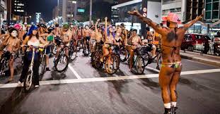 Resultado de imagem para foto de ciclistas em sao paulo