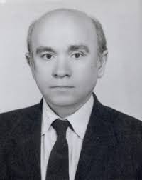 Tüccar Hüseyin Akman&#39;ın oğludur. 1954&#39;de Kabataş Erkek Lisesi&#39;nden, 1959 yılında İstanbul Üniversitesi İktisat Fakültesi&#39;nden mezun olmuştur. - 12611,265turgutakmanbuyukjpg