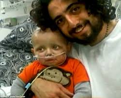 Mike Hyde with his son Cash who was diagnosed with a severe brain tumour - article-1383240-0BE5885900000578-356_634x510