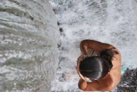 Resultado de imagem para imagem mulher na cachoeira