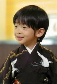 Đôi mắt một mí và nụ cười chúm chím dễ thương, Hisahito cùng với gia đình hoàng ... - 8b7nb7920102