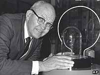 Mr Kilby, inventor of the integrated circuit. Jack Kilby&#39;s contribution ranks alongside those of Ford and Edison - _40652870_jackkilbybody