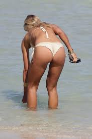 Petra Benova - Seen with a friend in a bikini on a beach in Miami ... - Petra-Benova---Seen-with-a-friend-in-a-bikini-on-a-beach-in-Miami--04-560x840