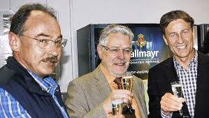 Mit alkoholfreiem Sekt stießen am Montag Geschäftsführer Thomas Mattner, Bürgermeister Anton Knapp und Betriebsratschef Ernst Simon (von rechts) auf den ... - 30228354