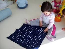 Image result for bebes brincando com lenços