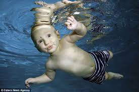 Картинки по запросу фото детей плавающих под водой