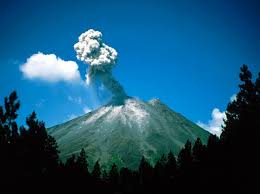 Risultati immagini per vulcano in eruzione