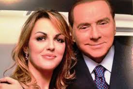 Lo scatto. Il sito DAgospia ha pubblicato l&#39;immagine di Silvio Berlusconi e Francesca Pascale in posa perfetta per un servizio esclusivo del settimanale Chi ... - silvio-berlusconi-e-francesca-pascale-638x425
