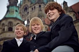 Jungen vor dem Neuen Rathaus. Foto: Guido Tölke - Wedemark - 10804_web