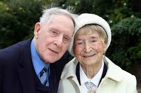 A 95 éves Edna Holford és a 88 éves Harry Corton esküvőjük után, 2010. augusztus 21-én - 1637293_2febf123a56a45f7ab078f41863794e9_ml