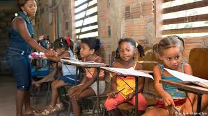 Resultado de imagem para escolas brasileiras muito pobres imagens