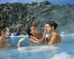 Gambar Soaking in the geothermal waters at the Blue Lagoon