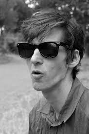 Hier steht <b>Max Müller</b> mit seiner Sonnenbrille und erinnert an Bob Dylan. - maxmueller