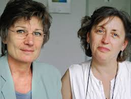 Ute Schmitz (links) und Sandrine Gyurakovics von Amnesty International Lörrach Foto: Barbara Ruda. LÖRRACH. Anlässlich der Erklärung der Menschenrechte ... - 3743017