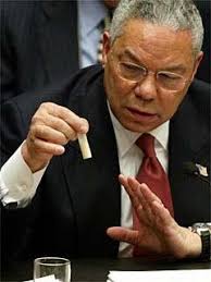 Colin Powell mit einem Röhrchen, in dem Anthrax-Erreger aufbewahrt werden ...