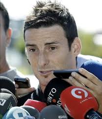 Upon arrival, the players most in demand were of course the new (and new old) faces: Aritz Aduriz (his second last name is Zubeldia, which means that his ... - 2010-10-05aduriz02-1