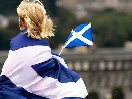 Ein Kind eingewickelt in die schottische Flagge