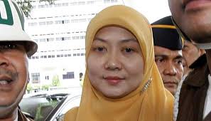 Dian Anggraeni, istri tersangka kasus korupsi dan penggelapan pajak Dhana Widyatmika, tiba di Kejaksaan Agung, Jakarta, (8/3). Dian akan menjadi saksi dalam ... - %3Fid%3D109295%26width%3D620