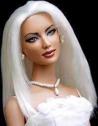 A Tonner Carrie &#39;Ready to Wear&#39; repaint, rerooted with platinum Saran hair. - white-03