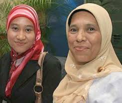 ... a proud occasion for Siti Robiah Ismail whose daughter Munirah Zaini, ... - e_7sitirobiah