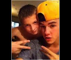 Chris Bieber, le sosie de Justin Bieber, est en deuil. Ce week-end, son petit frère Romain, 10 ans, est mort des suites d&#39;un terrible accident de voiture. - 190434-chris-bieber-ronge-par-la-diapo-2