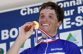 Sylvain Chavanel savoure son premier titre de champion de France sur le podium, le 26 juin 2011, à Boulogne-sur-Mer. M.LIBERT/20MINUTES - article_chavanelok