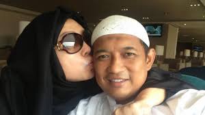 Sisi Lain &#39;Polisi Wani Piro&#39; AKBP Endri yang Ditangkap di Malaysia - 20140903_163739_akbp-idha-endri-prastiono-umrah-ramadan-bersama-istri
