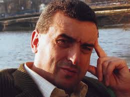 Srdjan Vukadinović je rodjen 1956. godine u Titogradu (danas Podgorica), gdje je završio Osnovnu školu i Gimnaziju. Diplomirao je na 5 (pet) fakulteta, ... - Srdjan-Vukadinovic-1