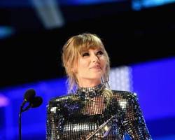 Taylor Swift receiving an award