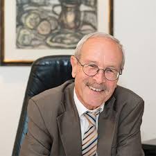 Bernd Singelmann ist seit 1957 als Rechtsanwalt in Aschaffenburg zugelassen. Er spricht fließend französisch, englisch und italienisch. - rechtsanwalt_bernd_singelmann