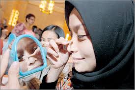 NORAZURA ABU SAMAH mencuba produk Breath Right Nasal Strips untuk mengurangkan dengkuran pada majlis pelancarannya di Kuala Lumpur semalam. - ne_13.1