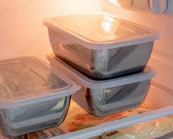 ザルに豆腐を入れ、冷蔵庫で冷凍するの画像