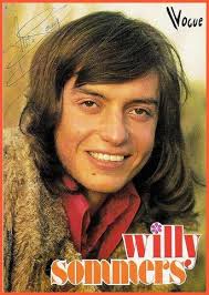 Een gehandtekende foto van de nog jonge Willy Sommers. Willy met lang haar en een soort berenvel om. &#39;t Zal in de winter geweest zijn, tijdens een van zijn ... - 903102-25a21d754606ca4d8c775048179db886