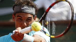 Rafael Nadal mit konzentriertem Blick beim Return Foto: dpa