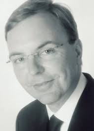 Jürgen M. Boedecker (Jahrgang 1959) studierte Betriebswirtschaftslehre (Schwerpunkte Finanz- und Rechnungswesen, Marketing) und Rechts- wissenschaften. - boedecker