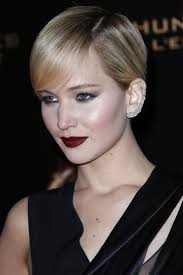 The sparkling diamond ear cuff is by fine-jewelry designer Ana Khouri and is what I consider one easy way to set yourself apart from the pack when it comes ... - jennifer-lawrence-dark-lipstick-smoky-eyes-side-h724