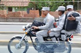 Resultado de imagen para fotos de tres policias en una sola motocicleta