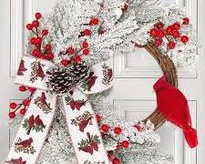 Rubans de Noël et ornements de Noël ajoutés à une couronne de Noël extérieure