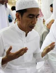 Jokowi, Doa Sapu Jagad dan Umrah di Minggu Tenang - 121818_jokowisalat