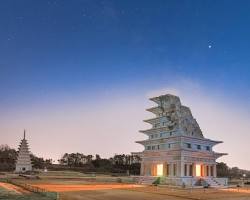 익산 왕궁리 유적 오층석탑 야경, AI로 생성