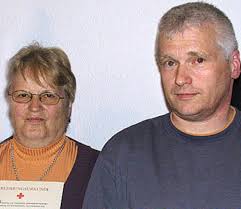 Bei der Ehrung anwesend waren die Blutspender Marianne Bächle und Peter Vogt ...