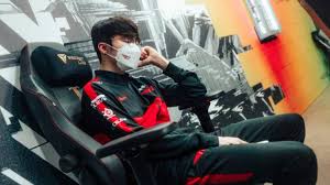 Faker on stream: “SoloQ is not fun anymore.”