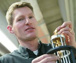 In 2004 werd de prijs uitgereikt aan Hans Janssen, werkzaam op de afdeling Fysische Chemie, waar hij zich bezighoudt met de ontwikkeling van NMR apparatuur. - Hans-Janssen